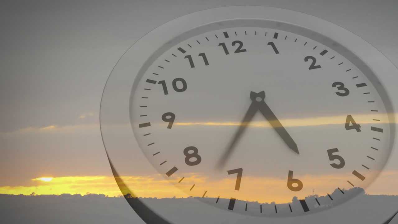 再生時、半透明のアナログ時計の針が日の出の帯の上で時計回りに回転し、時刻を示す。