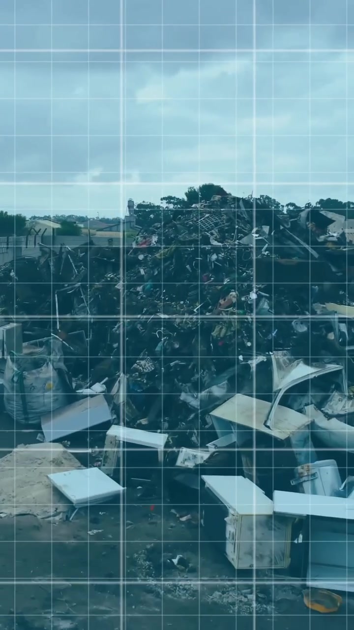 Cumuli di rifiuti elettronici in discarica con animazione di analisi dati sulla scena.