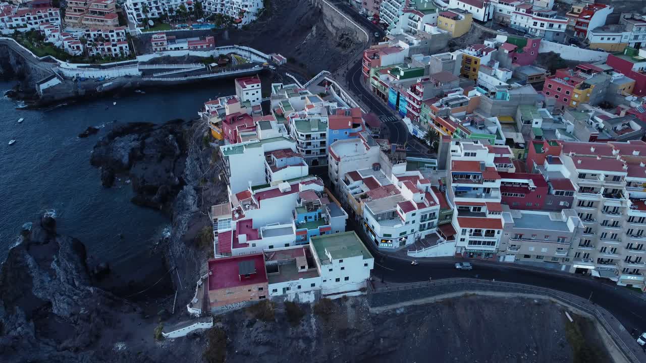 impresionante paisaje de la ciudad de los gigantes en españa tenerife drone filmado en edificios de 4k en la isla costera con montañas en la parte trasera