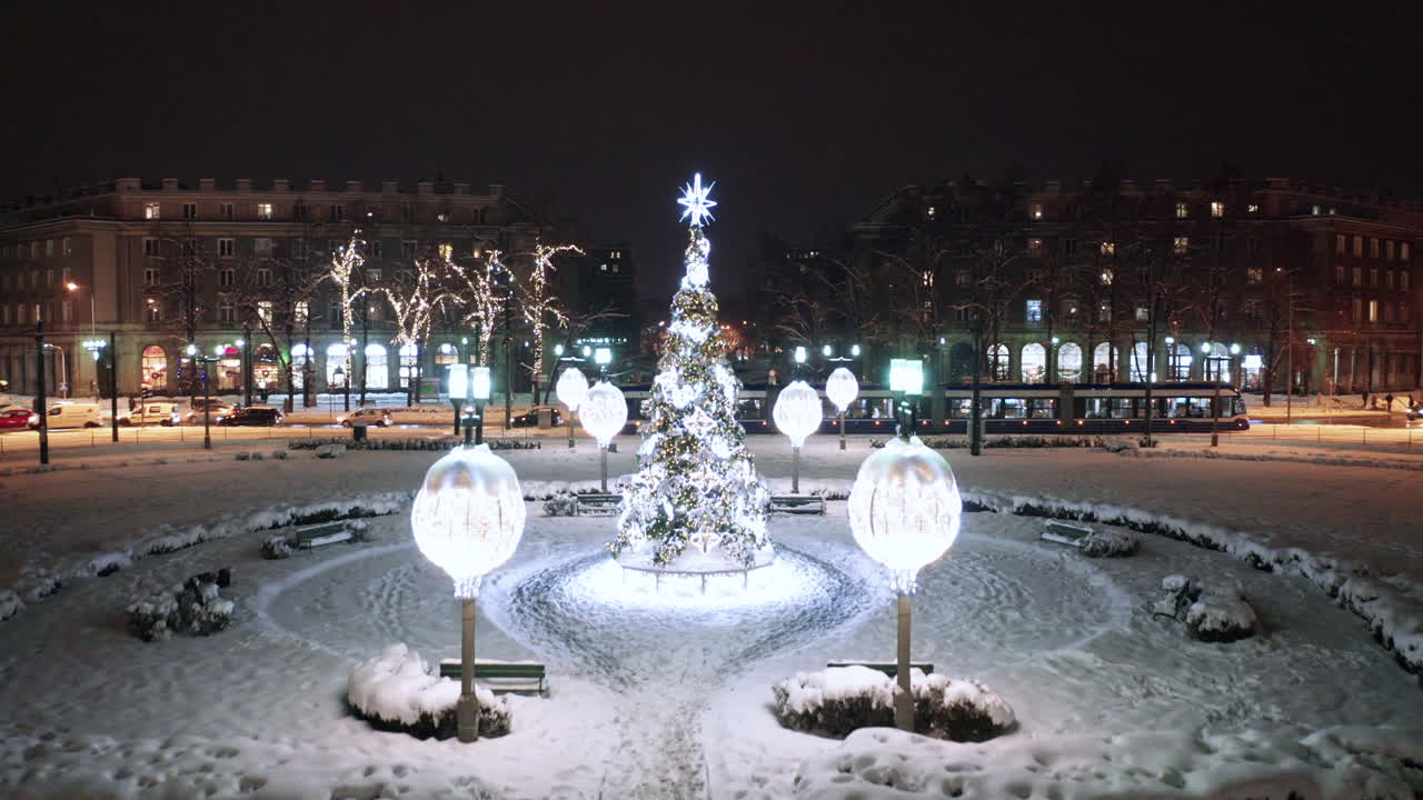 폴란드 크라코프 의 노와 후타 구 에 있는 눈 이  ⁇ 인 크리스마스 트리 의 드론 뷰