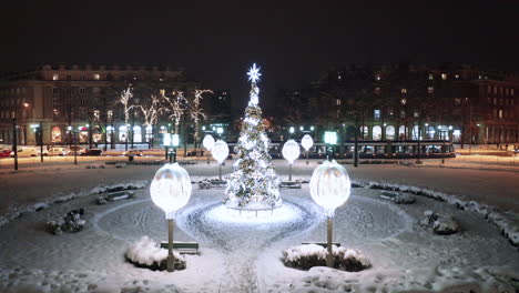 vista de avión no tripulado del árbol de navidad cubierto de nieve en el distrito de nowa huta en cracovia, polonia