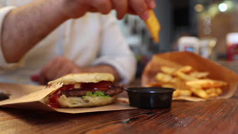 comiendo hamburguesas fritas francesas de comida rápida
