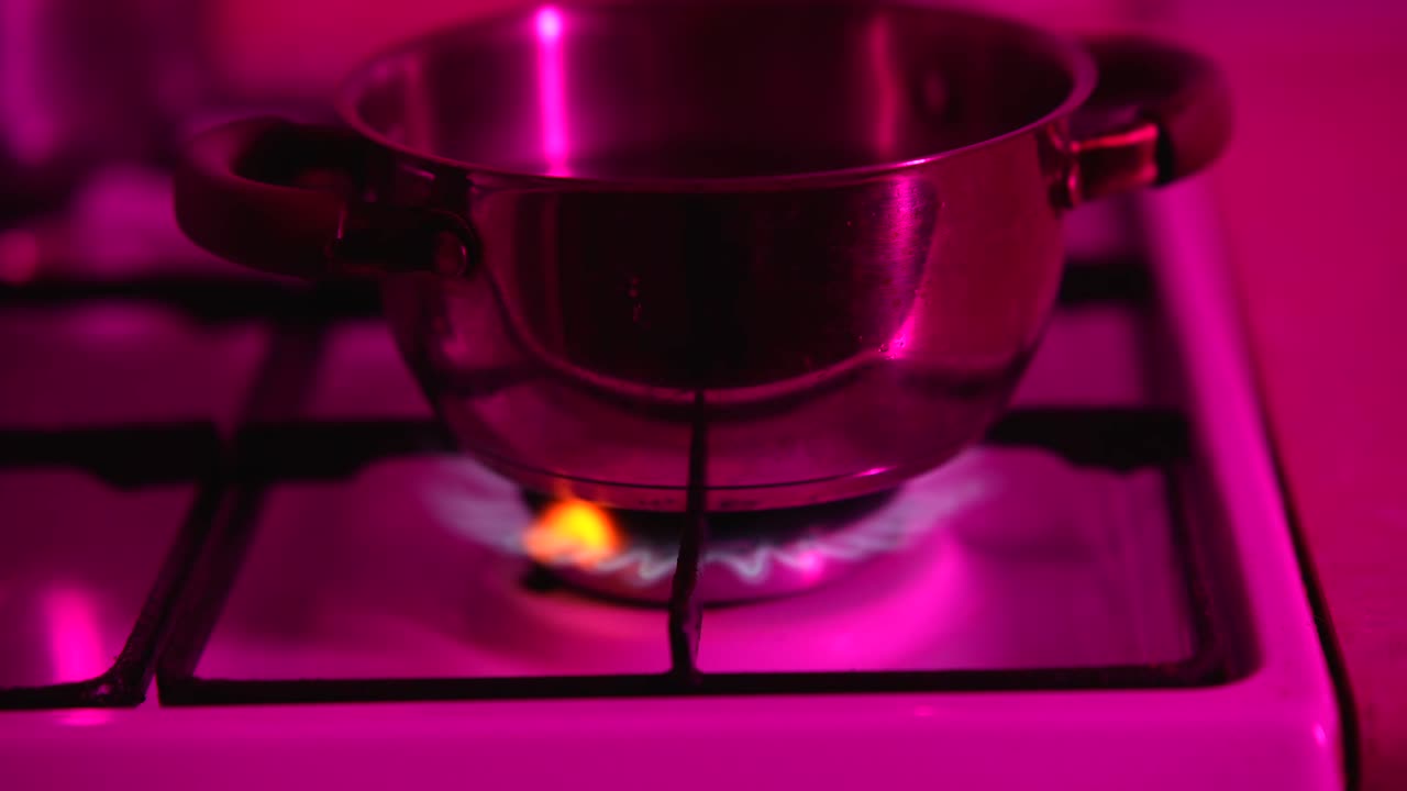 보라색 빛으로 가스 스토브에 비