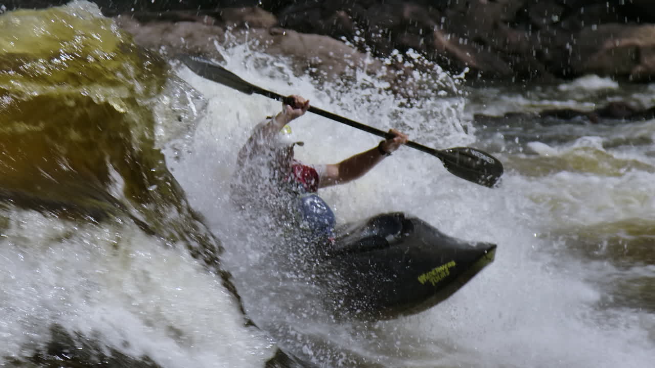 Kayak, sport estremo, primo piano, acque bianche.