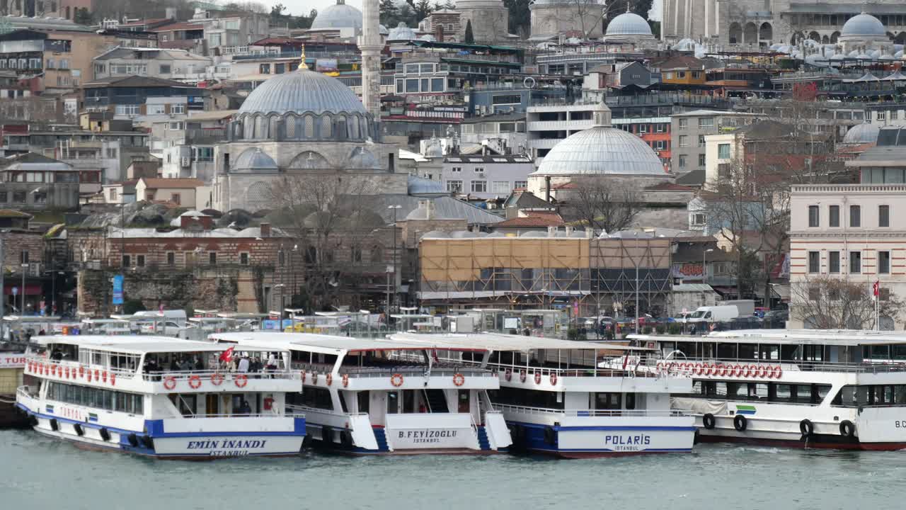 el paseo marítimo de estambul con transbordadores y mezquitas