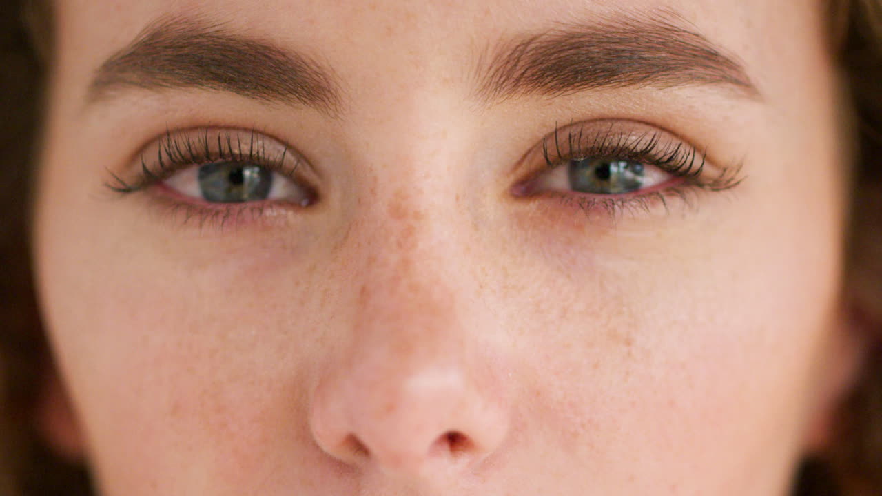 rostro de un primer plano de una mujer joven emocional con lágrimas