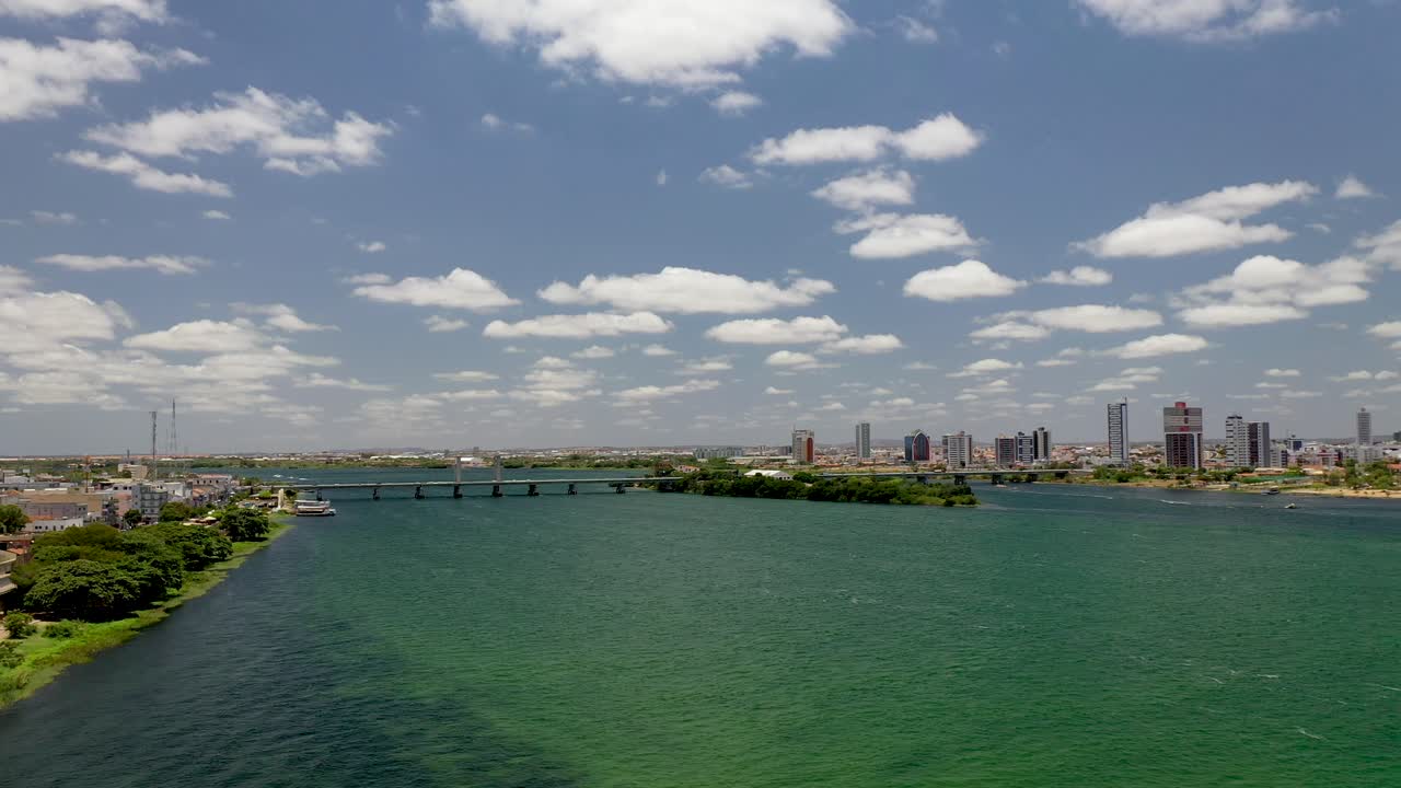 페르남부쿠 주와 바이아 주의 경계에 있는 상프란시스코 강 위의 다리의 조감도