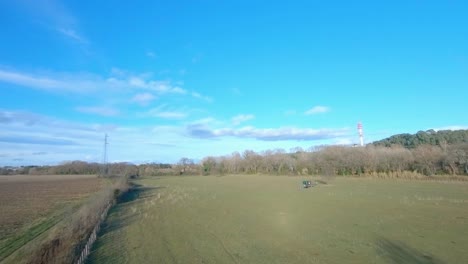 fpv drone rastreando otro fpv drone en el campo y alrededor de un pilón