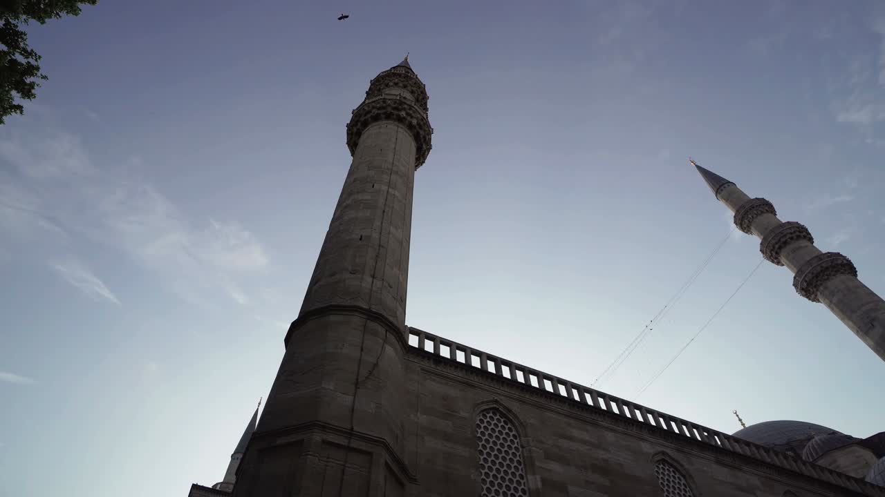 los minaretes de la mezquita de suleiman en estambul, turquía