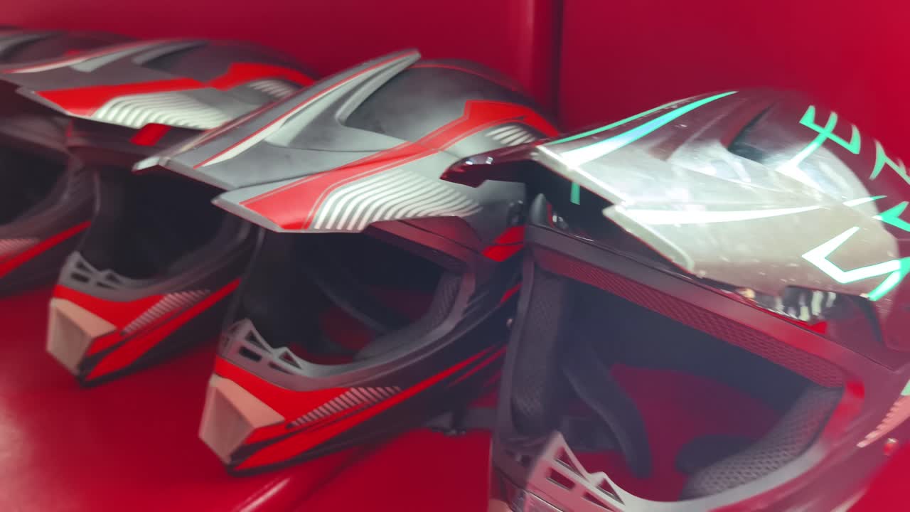 ряд красочных мотоциклетных шлемов