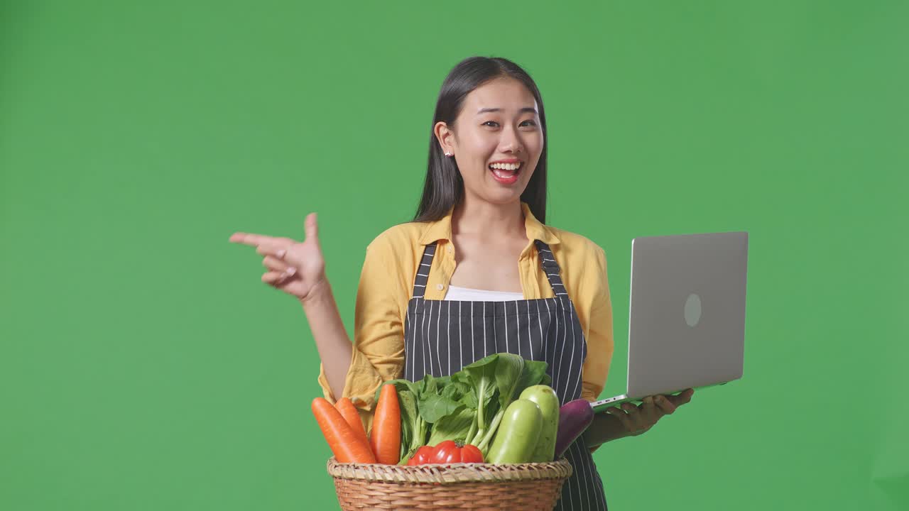 온라인 판매를 위해 신선한 채소를 보여주는 여성 농부