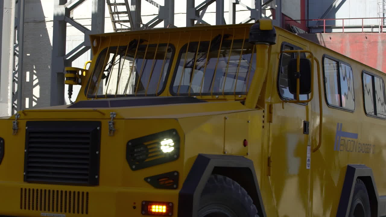 산업 환경에서 노란색 산업 차량