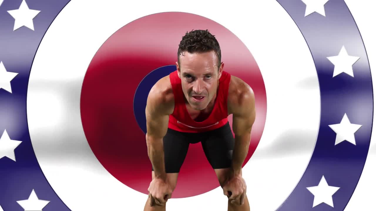 피곤한 백인 남성 운동 선수가 회전하는 원에서 별들과 달리기에서 휴식을 취하고 있습니다.