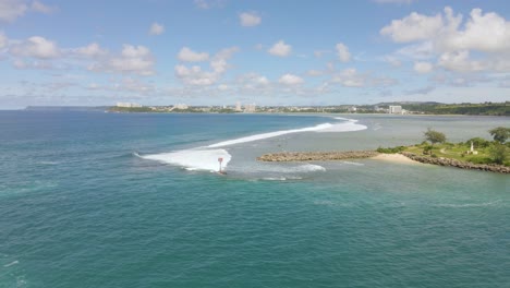 Drohnenaufnahmen-Eines-Wellenbrechers-In-Agana-Bay,-Guam