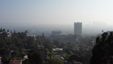 Toma-Aérea-Baja-De-La-Ciudad-Del-Siglo-Con-Mala-Visibilidad-Y-Neblina-Humeante-En-El-Aire