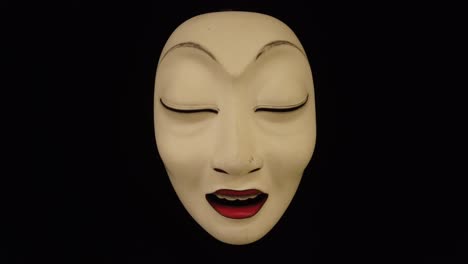 Nahaufnahme-Weiße-Gesichtsmaske-Einer-Schläfrigen-Schönen-Frau-Mit-Rotem-Lippenstift,-Bali-Asien-Indonesien,-Traditionelle-Topeng-Kunst,-Schwarzer-Unendlicher-Hintergrund