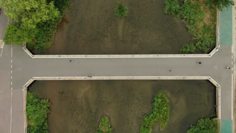 Un-Puente-Peatonal-Sobre-Un-Arroyo,-Corea