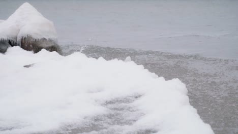 Cámara-Lenta-Panorámica-De-Hielo-Y-Capas-De-Hielo-Moviéndose-En-Las-Olas