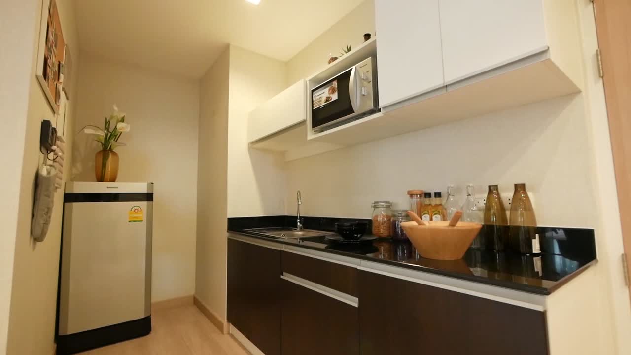 Idea di decorazione per zona dispensa di cucina compatta e moderna.