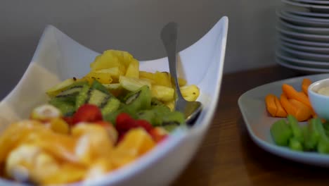 primer plano de naranjas, fresas y kiwis