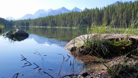 Sommerlicher-Klarer-Blauer-Seeblick-Mit-Schöner-Bergkette-Und-Klarem-Blauem-Himmel-Im-Sommerurlaub-In-Herbert-Lake-Im-Banff-nationalpark-In-Alberta,-Kanada