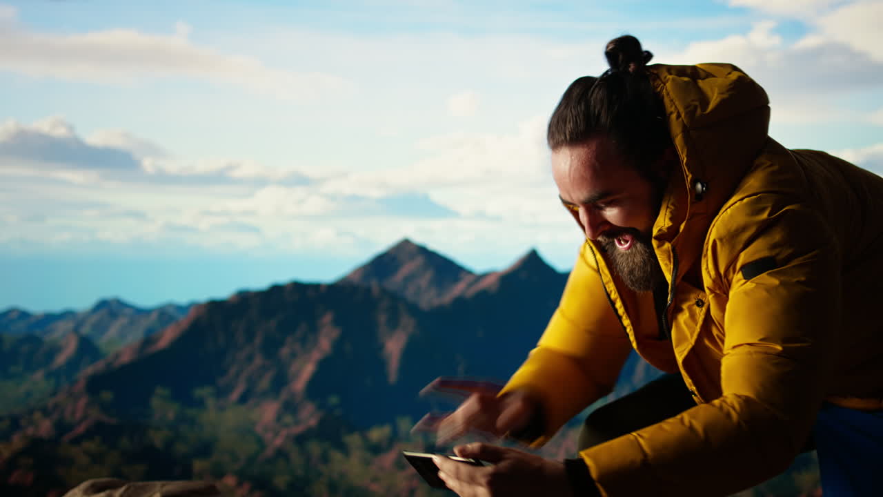 un viajero desconsiderado ignora las precauciones de seguridad y deja caer su teléfono