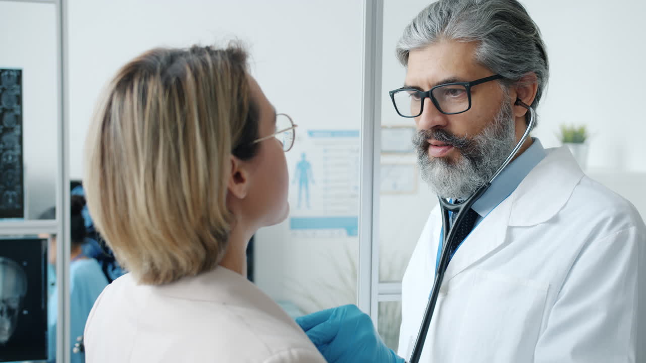 medico che esamina il paziente