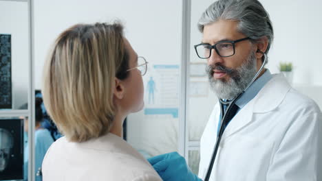 médico que examina al paciente