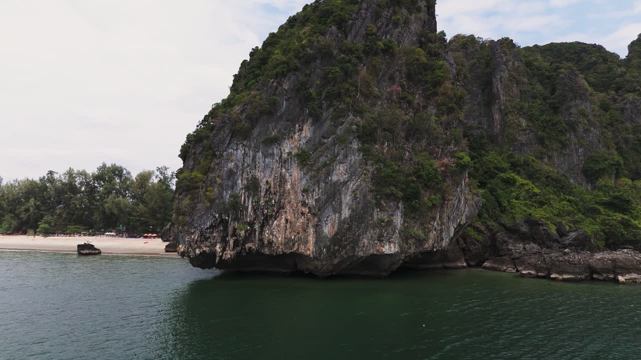 Đảo nhiệt đới với bờ biển đá