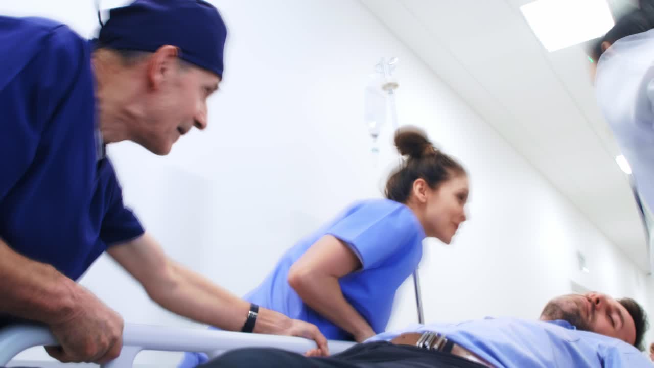 의사 들 의 팀 이 서두르며 달리고 있다