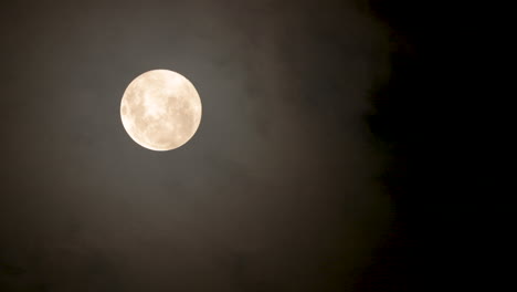 Voll-Leuchtender-Mond-Mit-Wolken,-Die-Nachts-Während-Des-Sturms-Vom-Wind-Verweht-Werden