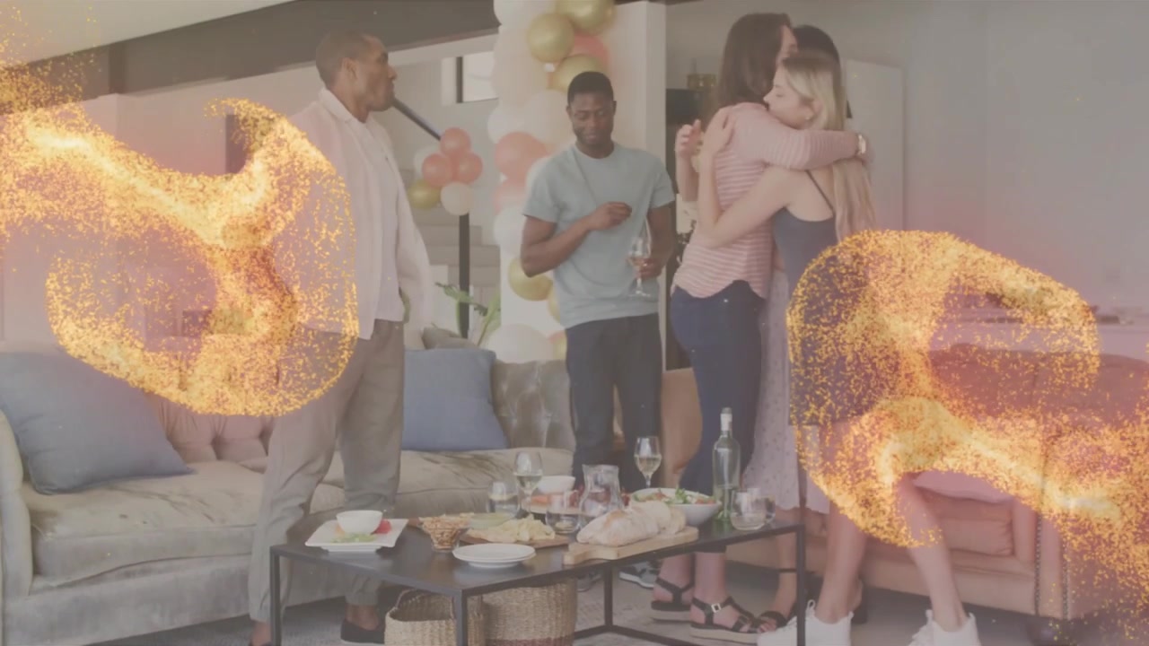 Fünf Erwachsene stehen, während eine Frau aufsteht, um zu grüßen; goldenes Overlay hebt Ballons für Veranstaltungen hervor.