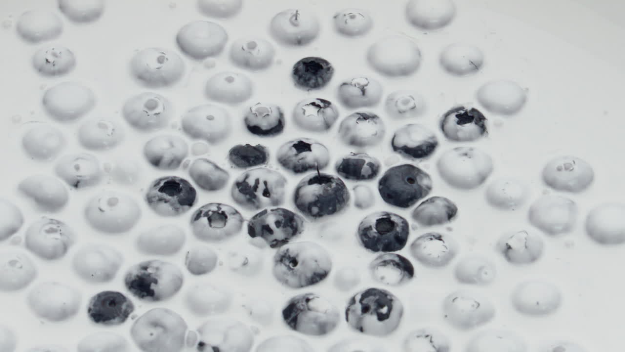 자연스러운 맛있는 블루베리 요구르트와 익은 베리 크림 표면에 가까이.