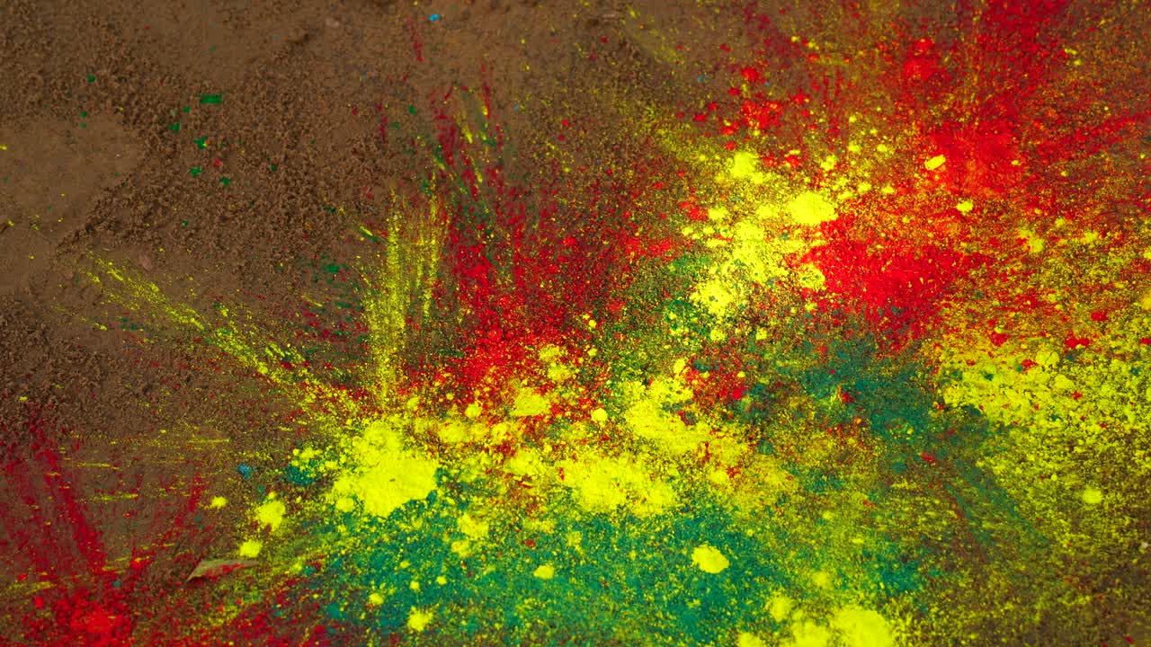 Speciale Festival dei Colori Holi. Filmato del festival Holi con attraenti colori verde, giallo e rosso.