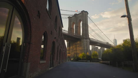 Kardanische-Aufnahme-Der-Brooklyn-Bridge-Zur-Goldenen-Stunde