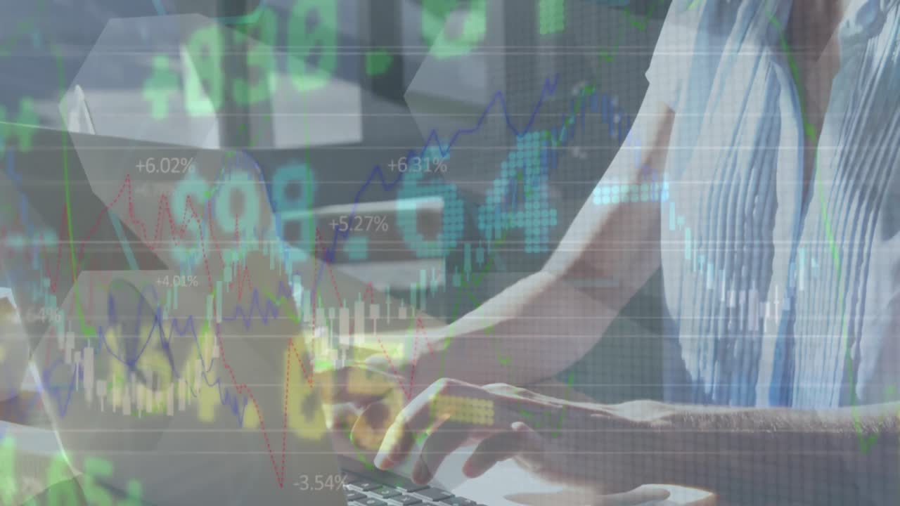 animazione dell'elaborazione dei dati su una donna caucasica che usa il portatile