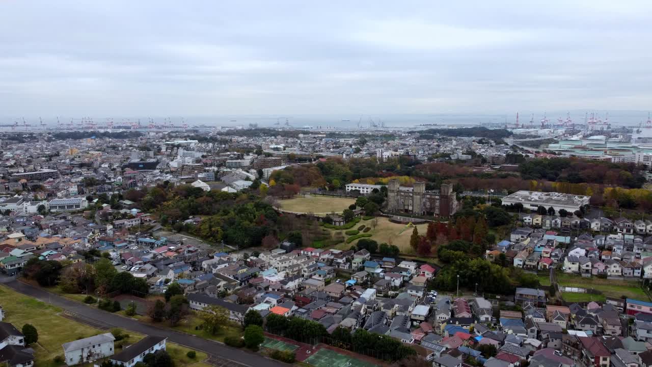 구름이 많은 날 에 주거 지역 과 초록색 공간 이 있는 넓은 도시 풍경, 멀리 있는 크레인, 공중 에서 볼 수 있는 모습