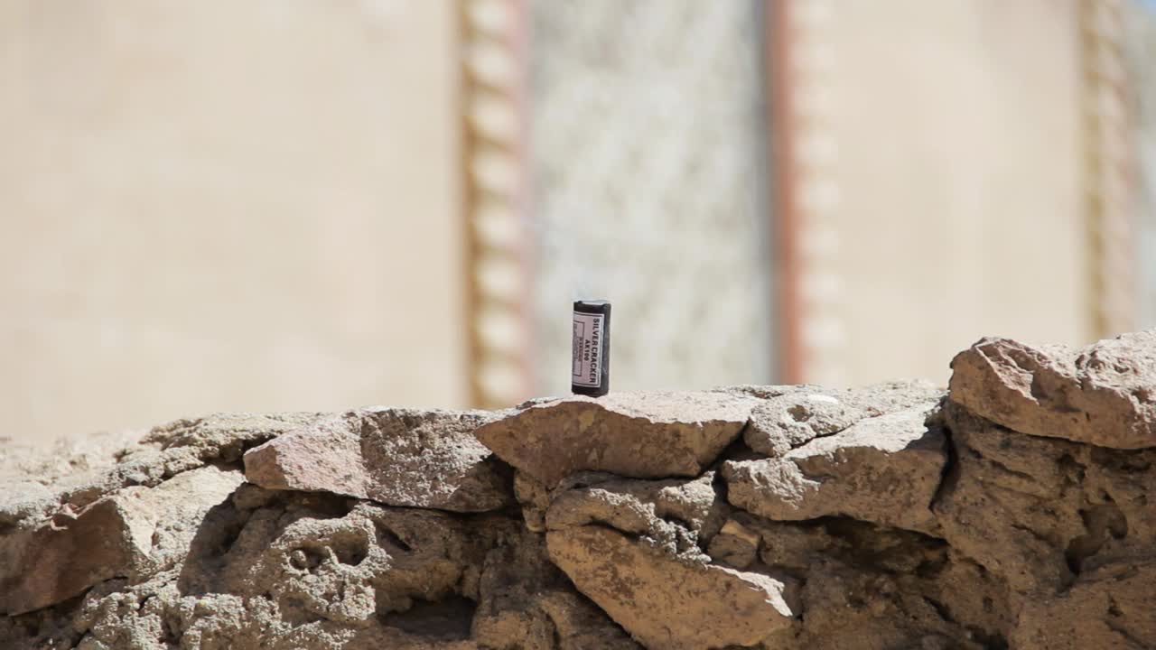 아이가 폭죽에 불을 붙이고 폭발하다