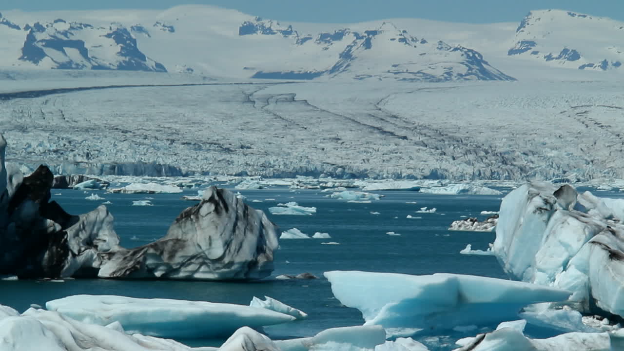 los icebergs se derriten al sol en una gran laguna glaciar azul en el interior de islandia 2
