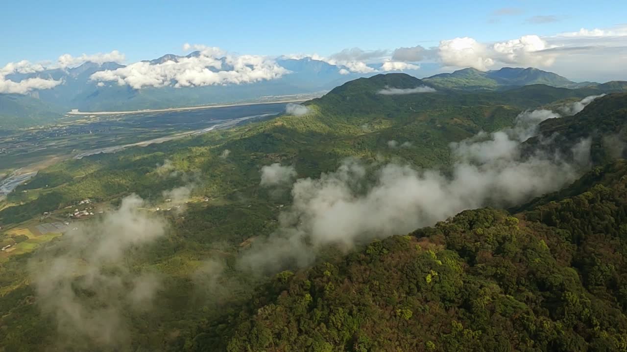 계곡의 산 주변에 어렴풋이 보이는 작은 구름