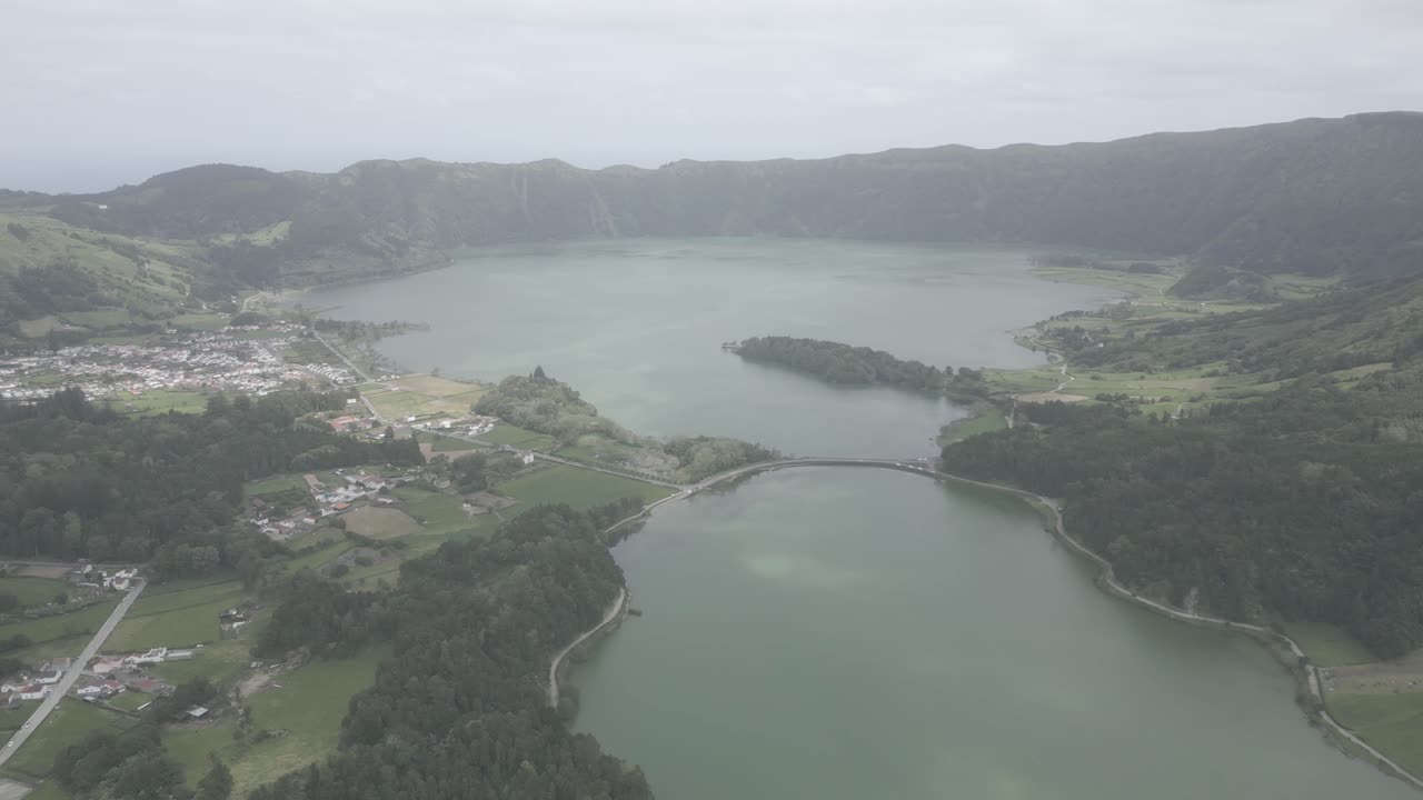 포르투갈의 세테 도시 호수와 울창한 초록색 풍경, 공중 사진