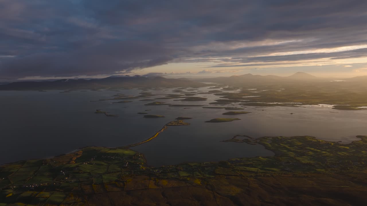 la playa de bertra y las islas pequeñas imágenes de drones de croagh patrick - 4k imágenes cinematográficas de drones - co