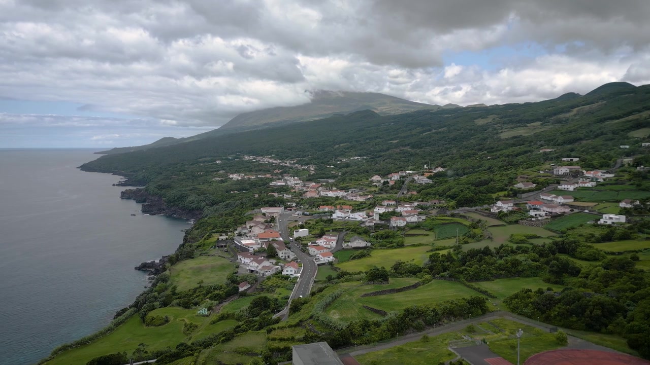 Vista aerea della Chiesa del villaggio di Silveira a Lajes do Pico, Isola di Pico, Azzorre