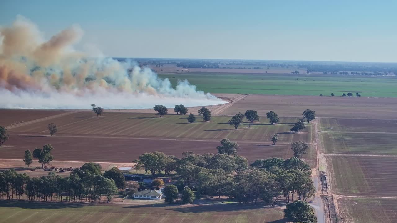 campos agrícolas con humo que se eleva de un incendio agrícola planeado