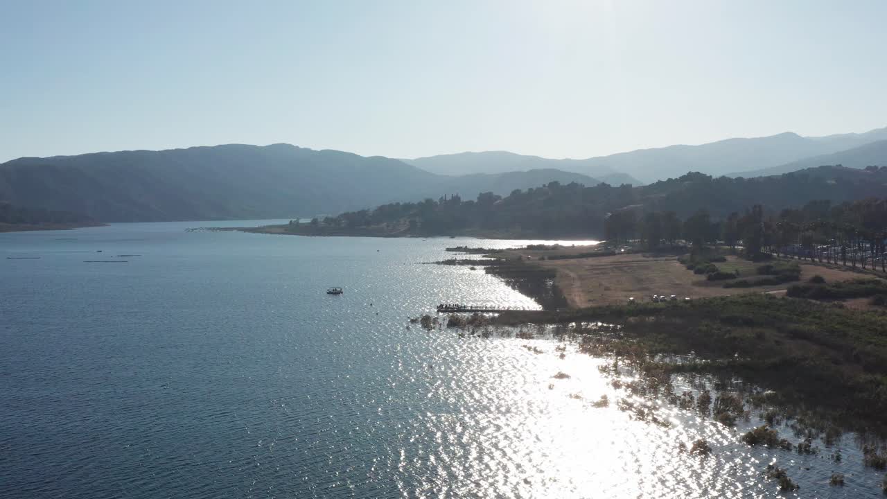 캘리포니아 의 카시타스 호수 의 공중 낙하 및 패닝  ⁇