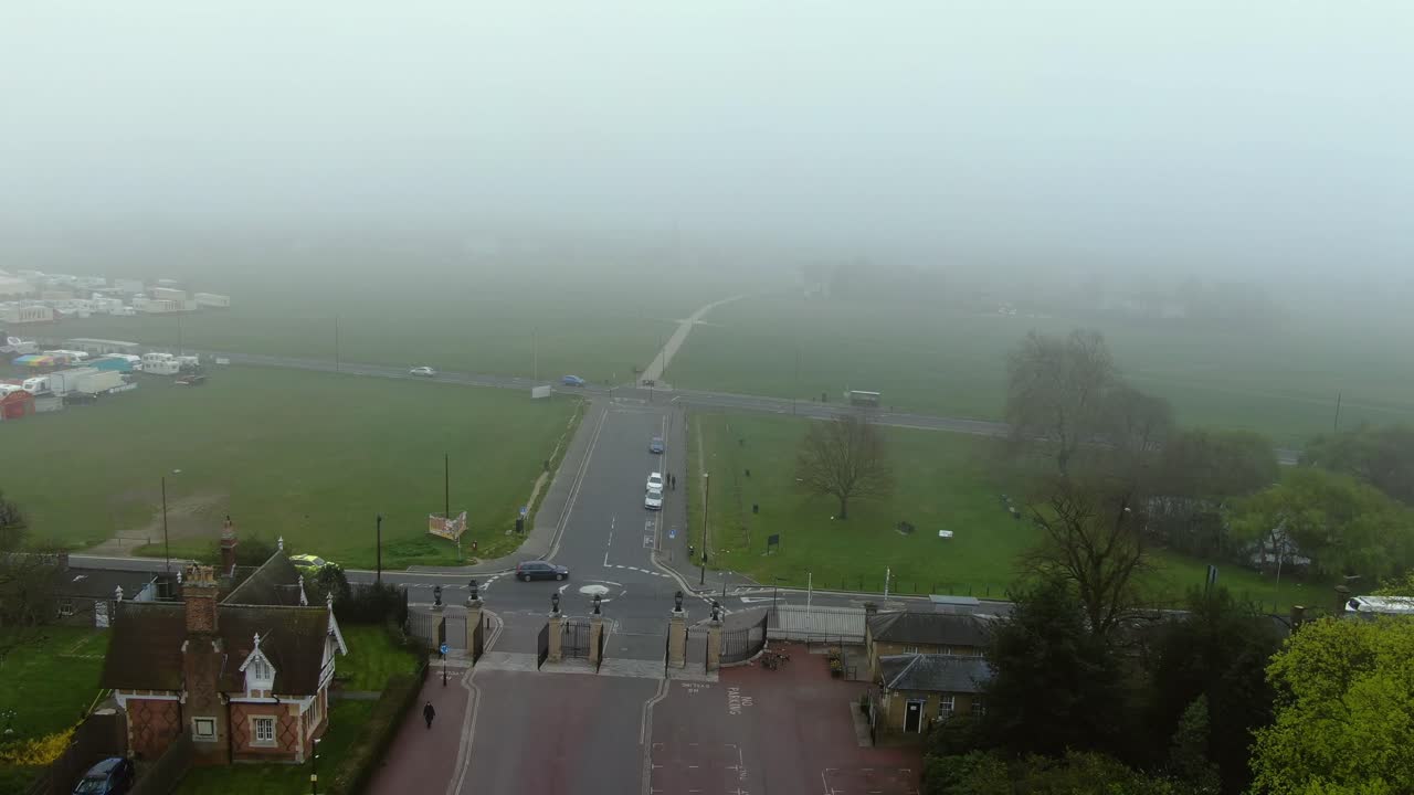 런던 도로의 안개 낀 전망