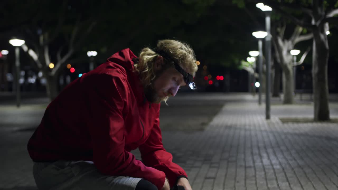 hombre caucásico deportivo bebiendo agua