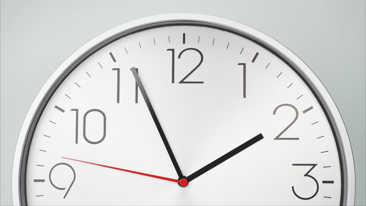 Time lapse, orologio da parete bianco che segna le due.