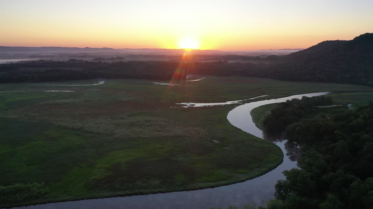 휘어지는 강 계곡 위의 해가 뜨는 것