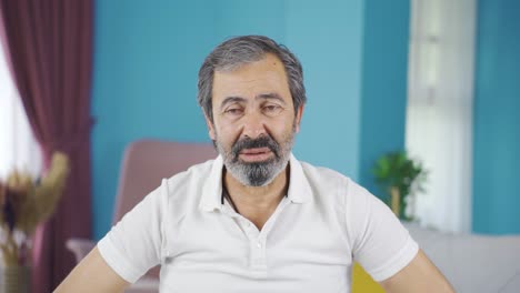 el hombre que tiene problemas consigo mismo. está hablando consigo mismo.